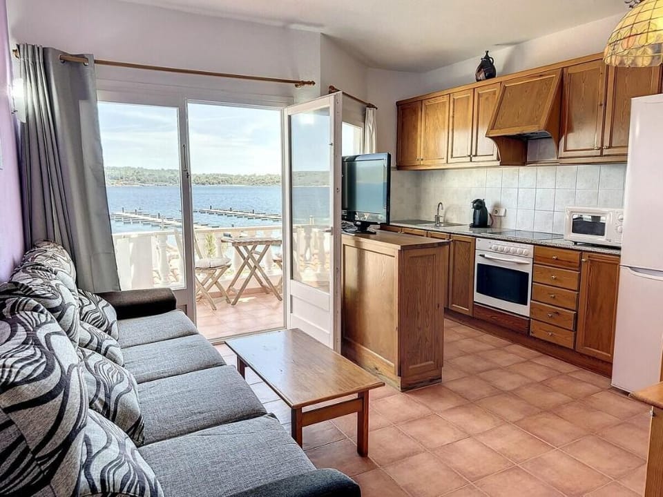 Roca Fornells, Vistas al mar en Fornells F98 Apartment in Fornells, Minorca