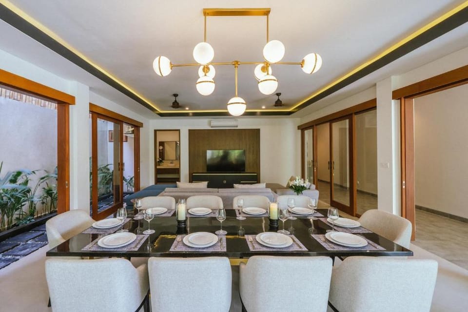 12 Beds Luxury Villa in Central Canggu Apartment in North Kuta