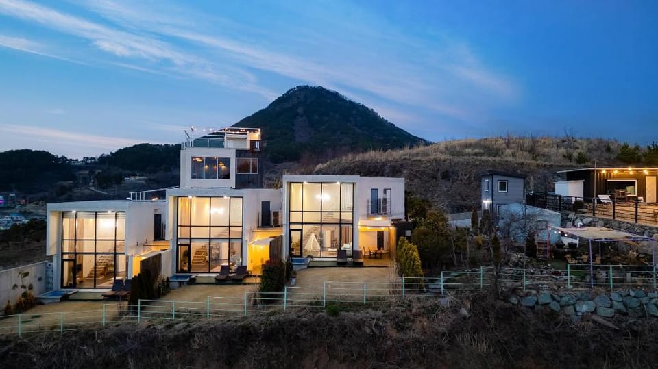 Geojedo Raonhiljo pollvilla Pension Bed and Breakfast in South Korea