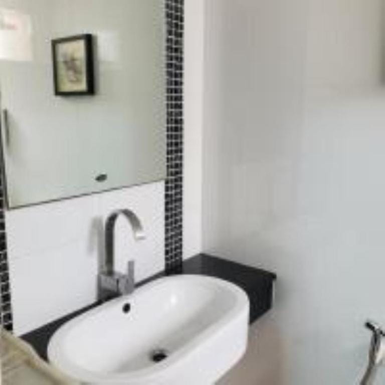 Small room: Queen size bed Apartment in Pattaya City