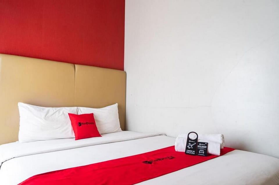 RedDoorz Plus @ Blue Pacific Blok M Hotel in South Jakarta City