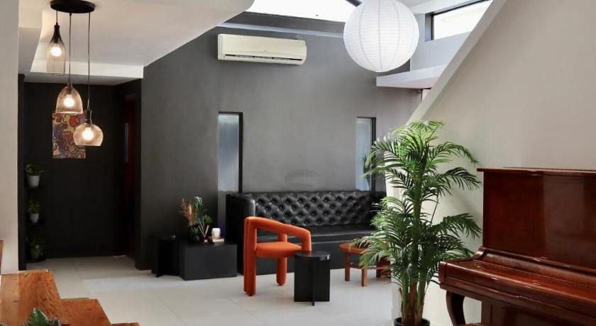 Soho-Style Loft [4BR, Central, Wifi w/ Gameroom] Apartment in Lapu-Lapu City