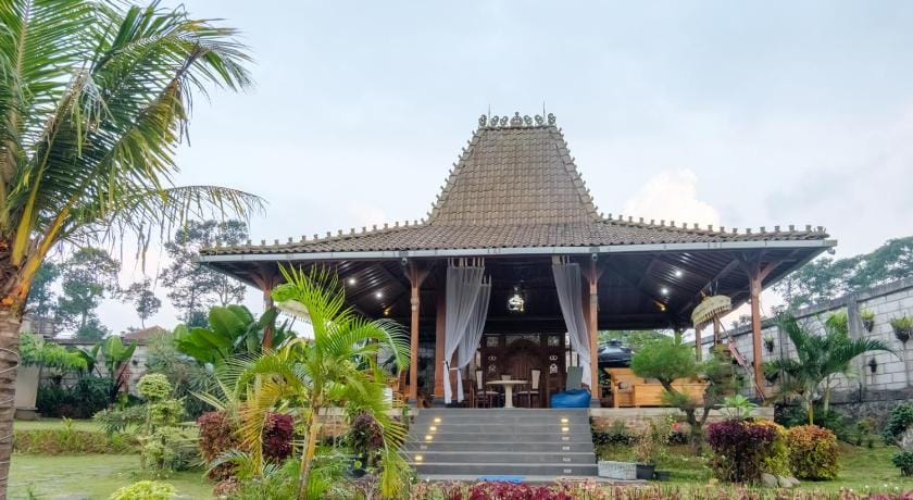 TwoSpaces Living at deRos Resort & Cafe, Bogor Hotel in West Java
