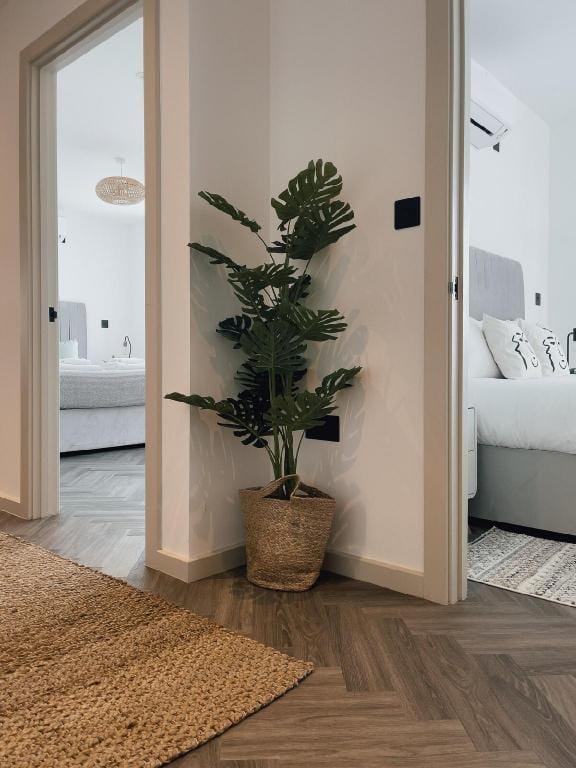 Luxe Penthouse Retreat: With Free Parking! Apartment in London Borough of Ealing