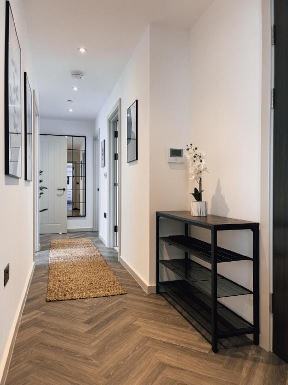 Luxe Penthouse Retreat: With Free Parking! Apartment in London Borough of Ealing