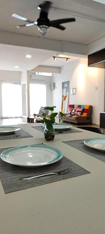 Minimaliste | 简居 @Ipoh Garden 6 - 15 guests Vacation rental in Ipoh