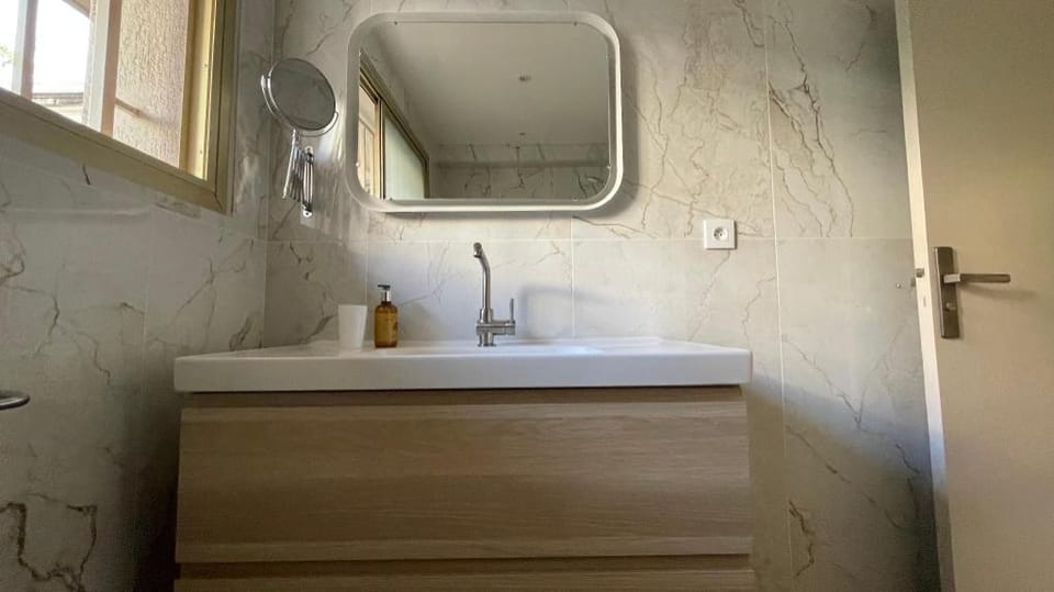 2 Comfortable 2 Bedrooms, Large South-Facing Terrace Apartment in Cannes