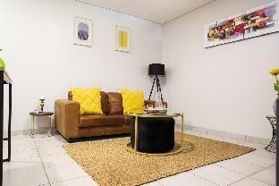 ⭐️Urban-placid-self check-in near Menlyn Maine⭐️ Vacation rental in Pretoria
