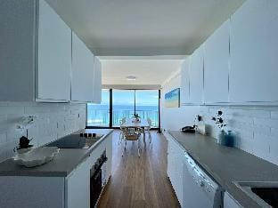 Beachfront Newly Renovated 2BR 2BATH Ocean Views Apartment in Surfers Paradise