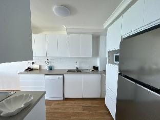 Beachfront Newly Renovated 2BR 2BATH Ocean Views Apartment in Surfers Paradise