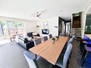 Stylish Surfers Paradise Haven 4BR4B Stunning Pool Villa in Surfers Paradise