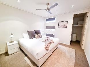 Stylish Surfers Paradise Haven 4BR4B Stunning Pool Villa in Surfers Paradise