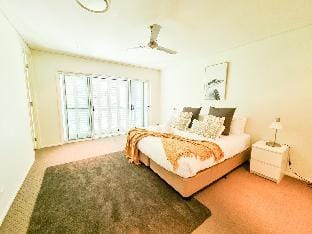 Stylish Surfers Paradise Haven 4BR4B Stunning Pool Villa in Surfers Paradise