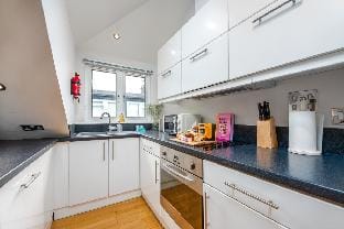 No.6 Pontcanna Walk by SSW, Parking Vacation rental in Cardiff