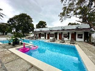Solstice Suites by Moral Estate (good for 52 pax) Apartment in Tagaytay
