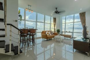 Maritime Seaview Comfy SuitePenang,TVbox,Pool,WiFi Apartment in George Town