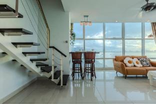 Maritime Seaview Comfy SuitePenang,TVbox,Pool,WiFi Apartment in George Town