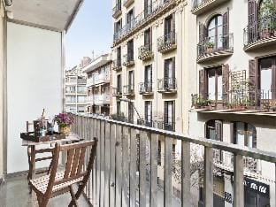 Bright apartment for 4 in city center with Balcony Apartment in Barcelona