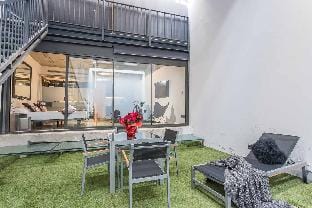 Apartment close to center w/ shared patio & garden Apartment in Barcelona