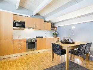 Elegant penthouse available for seasonal lease Apartment in Barcelona