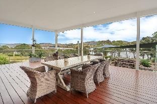 Loyola Lake House - Lakefront Home with Pool Vacation rental in Mansfield