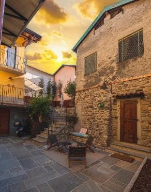 ★Cottage with Garden and BBQ, ♕King Bed |Porch Apartment in Bellagio
