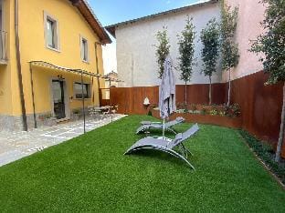 ★Cottage with Garden and BBQ, ♕King Bed |Porch Apartment in Bellagio