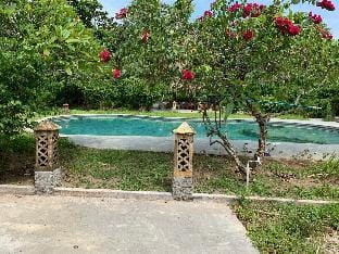 Tropical Villa by the Beach South Gilis with Pool Villa in Central Sekotong