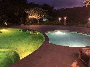 Tropical Villa by the Beach South Gilis with Pool Villa in Central Sekotong