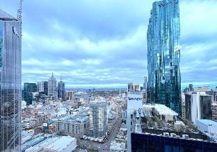 LV42 High-rise condo CBD panoramic city view Apartment in Melbourne