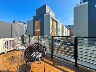 Bright 3 level townhouse Vacation rental in Melbourne