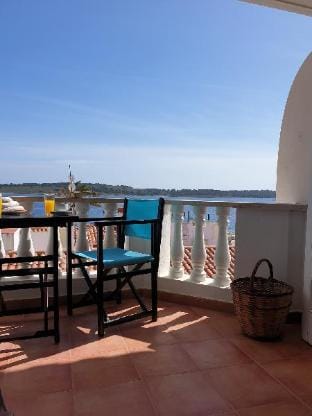 Roca Fornells, Vistas al mar en Fornells F76 Apartment in Fornells, Minorca