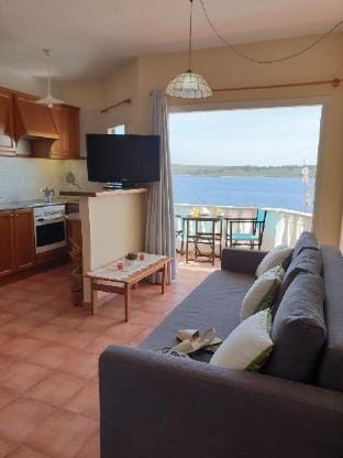 Roca Fornells, Vistas al mar en Fornells F76 Apartment in Fornells, Minorca