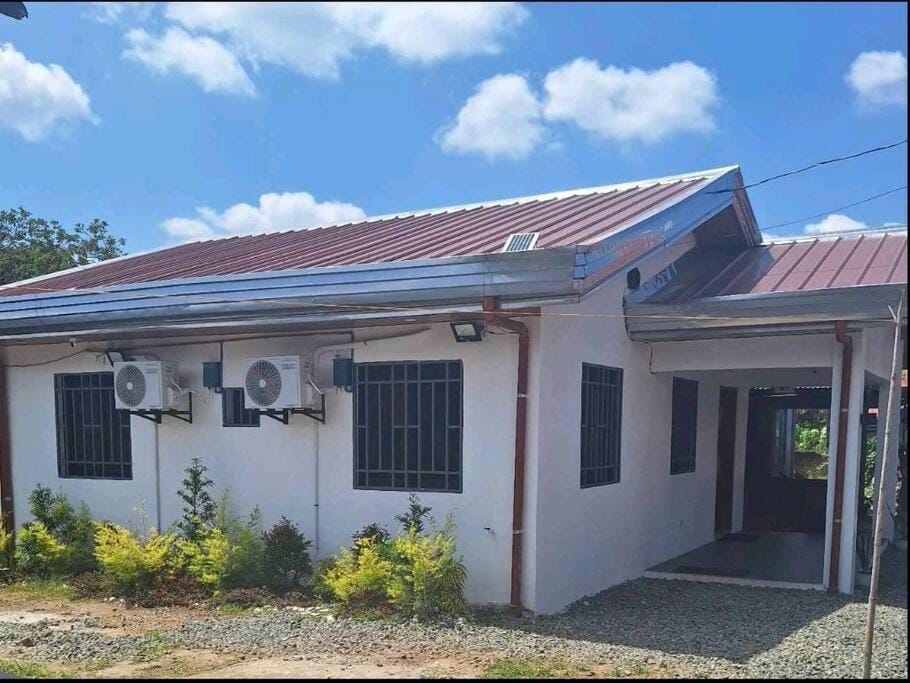 Ana' s Sweet Home w/ WIFI ,KARAOKE & FREE PARKING Vacation rental in Nasugbu