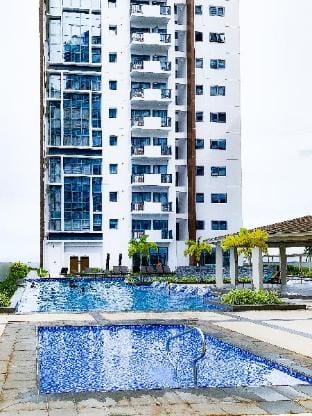 One BR Condo in Mactan Newtown w/ Beach and Pool Apartment in Lapu-Lapu City