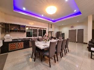 Luxury Pool Villa 5 mins to Phuket Old Town Villa in Wichit
