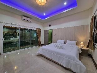 Luxury Pool Villa 5 mins to Phuket Old Town Villa in Wichit
