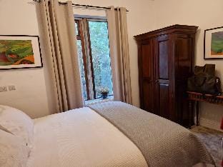 Super 2-bed Briar Cottage Suite, Norwood Green Vacation rental in Calderdale