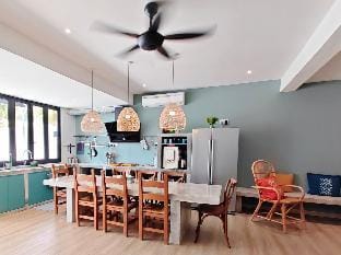 EV Friendly Homestay 35 Beach House 7Rooms 7Baths Vacation rental in Batu Ferringhi, Penang, Malaysia