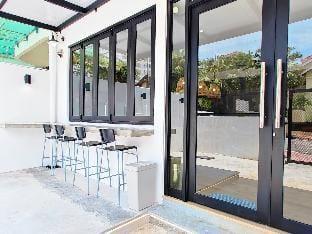 EV Friendly Homestay 35 Beach House 7Rooms 7Baths Vacation rental in Batu Ferringhi, Penang, Malaysia