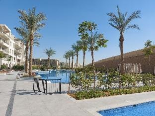Alumia Marigold Suite 3BR Apt W/Pool Access Apartment in Cairo