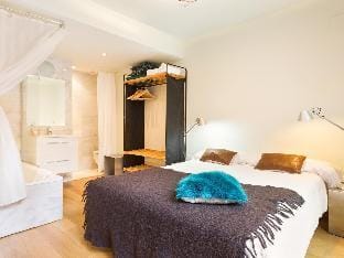Private Terrace Apartment and Pool near the Beach Apartment in Barcelona