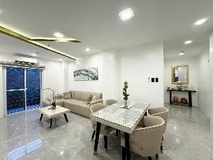 Luxury Villa Near SM City Clark Apartment in Angeles