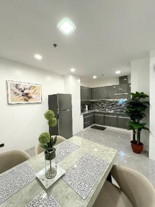 Luxury Villa Near SM City Clark Apartment in Angeles