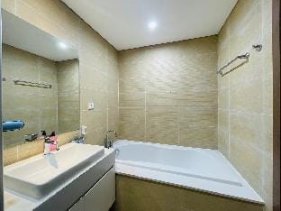 Near Keangnam 3BR/ Vinhomes Skylake/ Luxury/Center Vacation rental in Laos