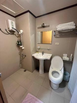 Opposite Taipei Main Station Warmth2-6 room Vacation rental in Taipei City