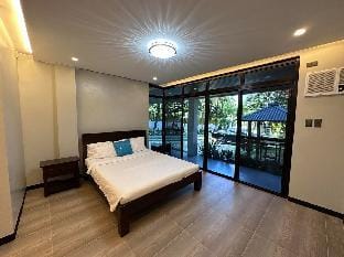 VillaRoyale Resort halfcourt  pool w/Jacuzzi 30pax Vacation rental in Tagaytay
