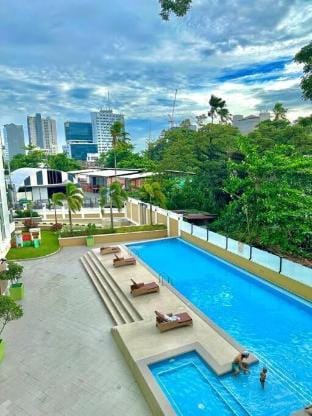 Monarch Suites at Padgett Cebu w/ pool near Ayala Apartment in Lapu-Lapu City