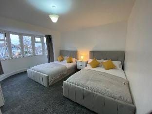 Spacious 4BR Home *Heartlands | NEC | Airport* Vacation rental in Metropolitan Borough of Solihull