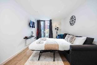 Chic 1 BR Apartment Near Shoreditch - 10 Min Walk Vacation rental in London